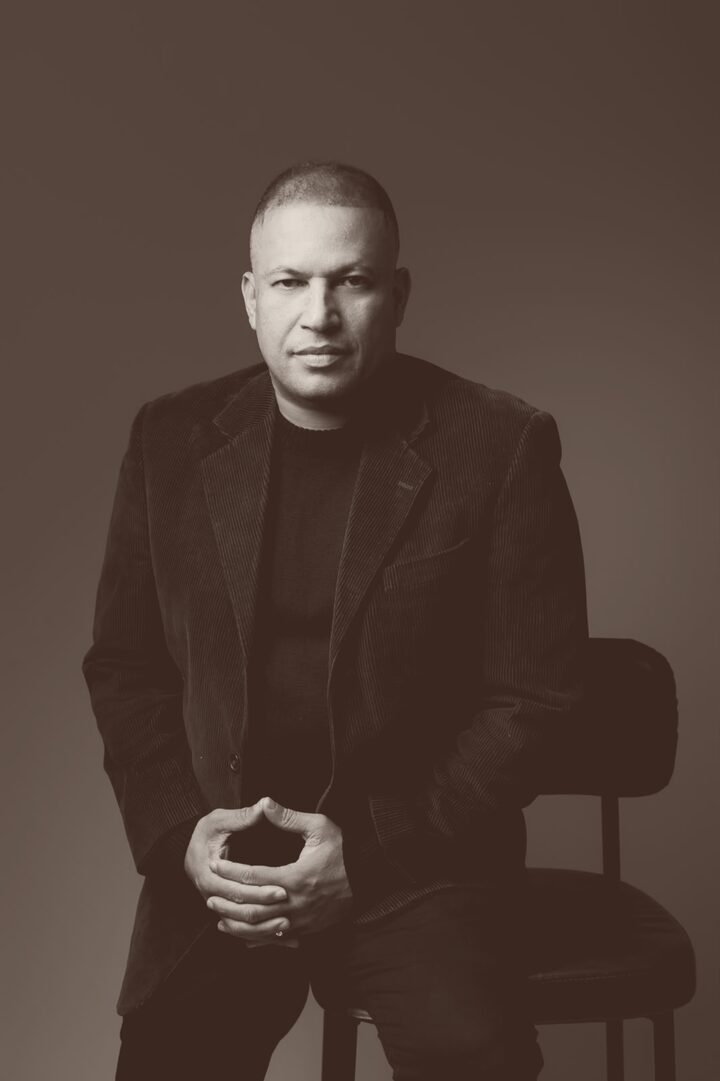 Retrato de Ezequiel Fernandes, sentado, mãos unidas.